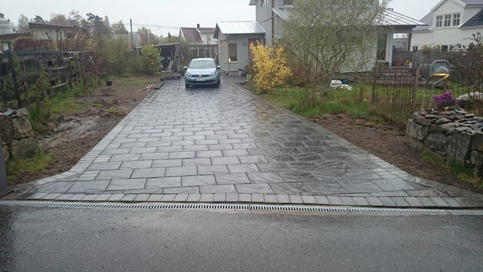 Plattläggning och mur i Onsala