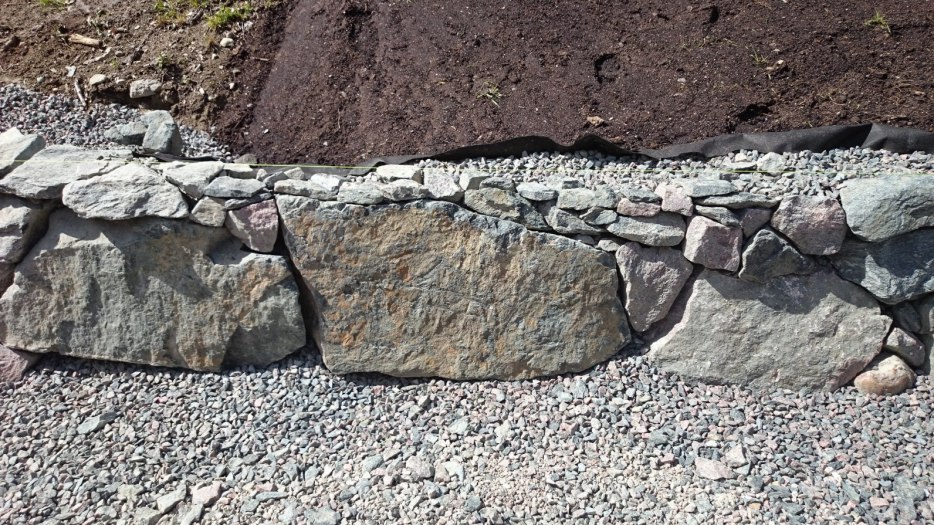 Bygger sprängstensmur (del 1) i Fjärås