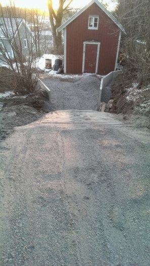 Bygger väg och sätter L-stöd i Kållered